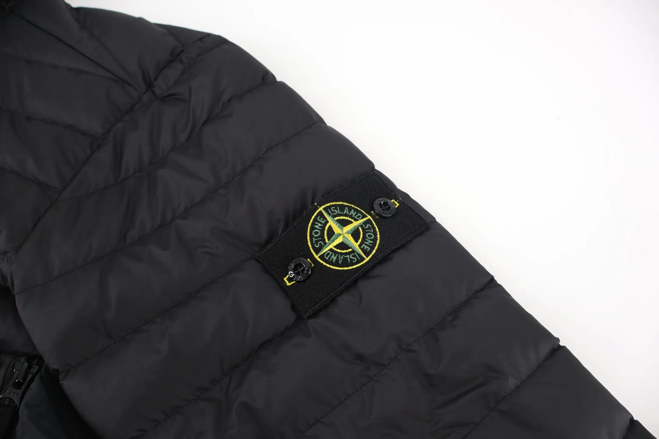 P1160 Stone Island rib quilted down jacket, custom-made original black dark plaid light fabric, filled with 90% white goose down, no modification to the version, after all, the whole piece is very slim and wrapped! High collar, long hem and one layer of shrink-folding for improved warmth! Elastic cuffs, inner drawstring, full of details for outdoor use! Ykk logo zipper. Size:S-M-L-XL